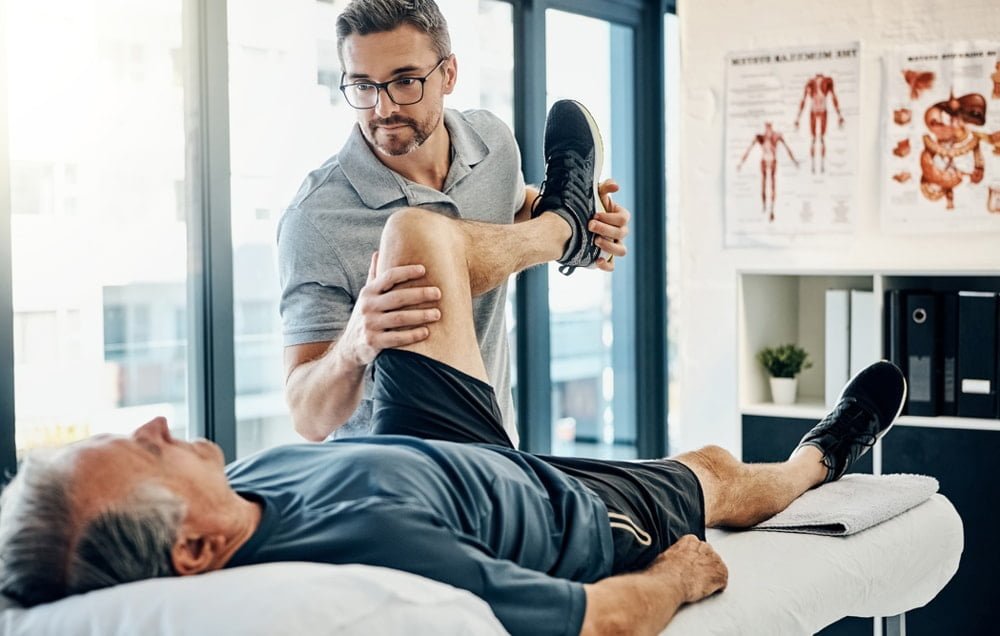 hombre con la rodilla flexionada